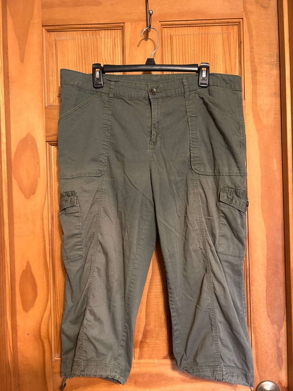 Women’s Olive Green Cargo Capris Size 18
Cotton/Spandex Like New